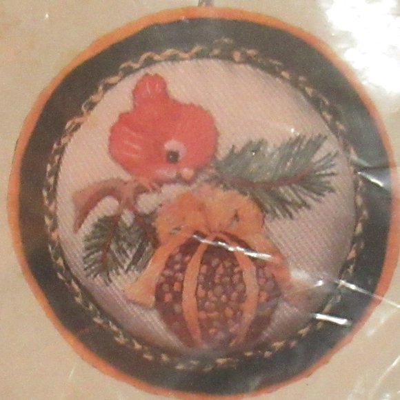 1979 Hallmark Crewel Ornament Kit Bird w/ Pinecone - Picture 2 of 2
